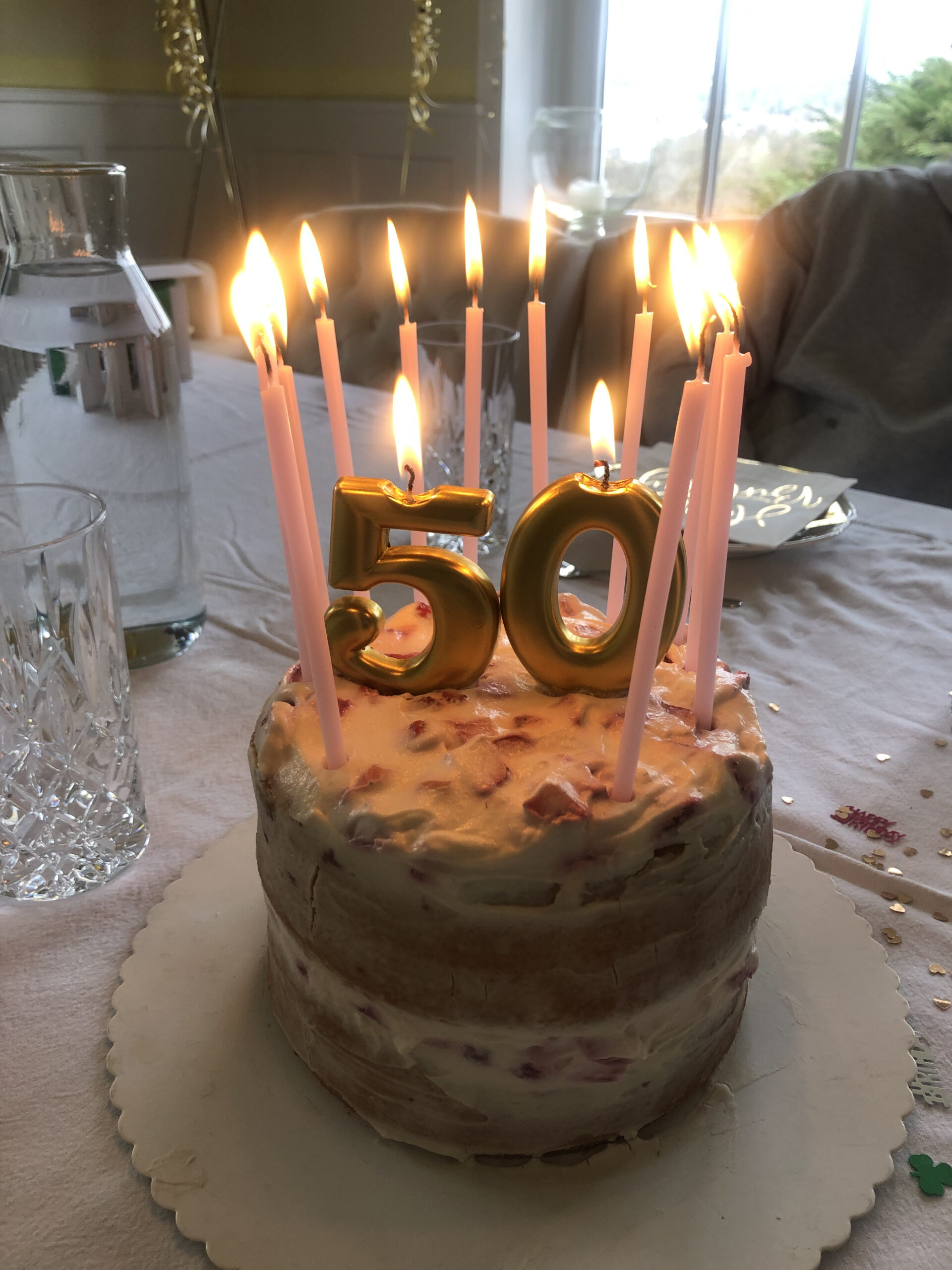 Geburtstagstorte mit Kerzen und einer Zahl 50