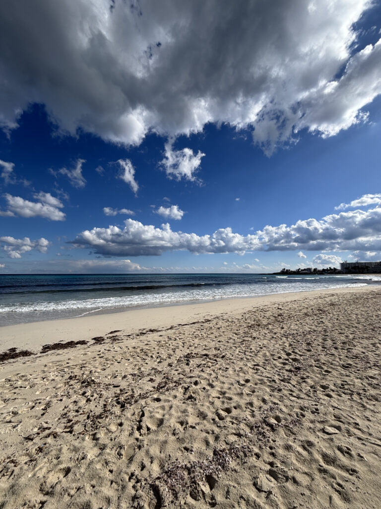 strand mit dramatischem wolkenhimmel
