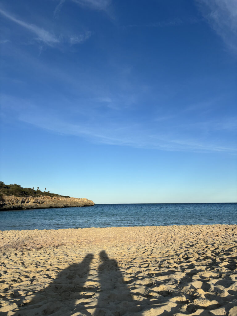 zwei frauen gemeinsam am strand