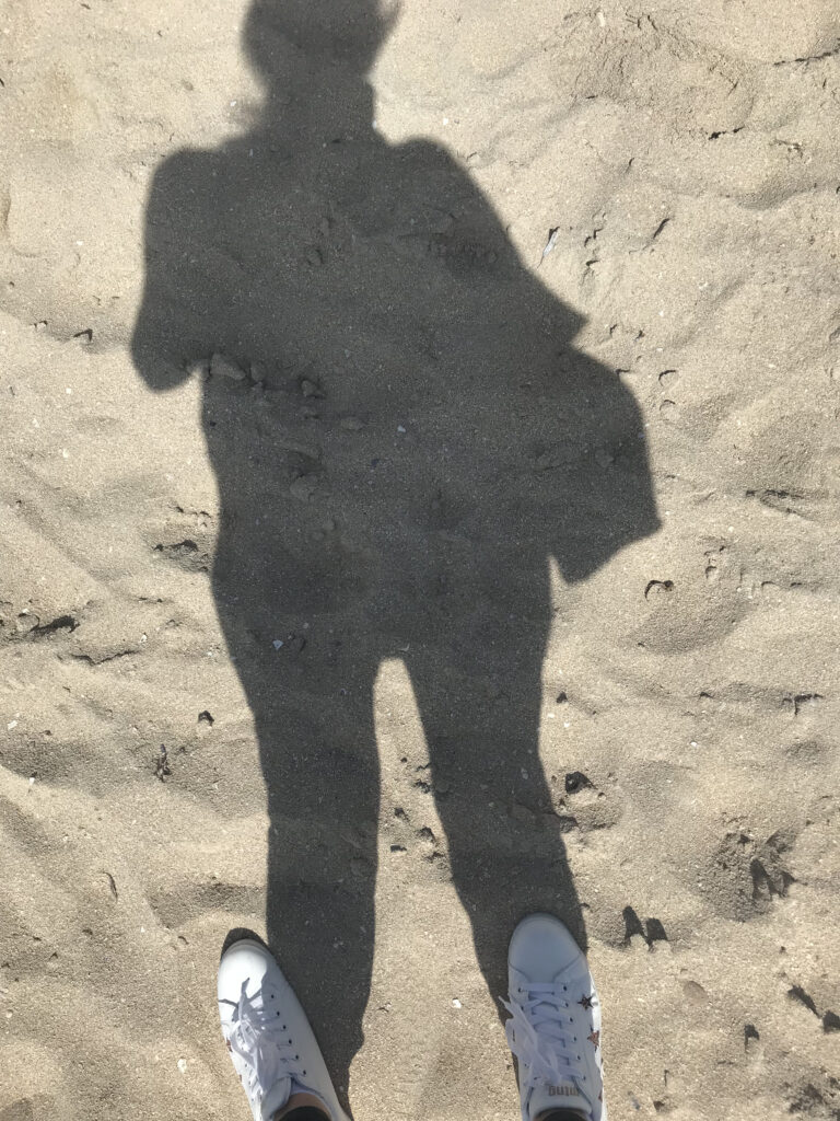 Schatten-von-Frau-an-Strand
