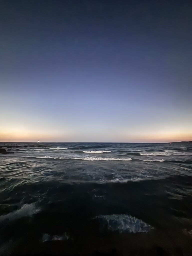 Dunkler Strand nach dem Sonnenuntergang