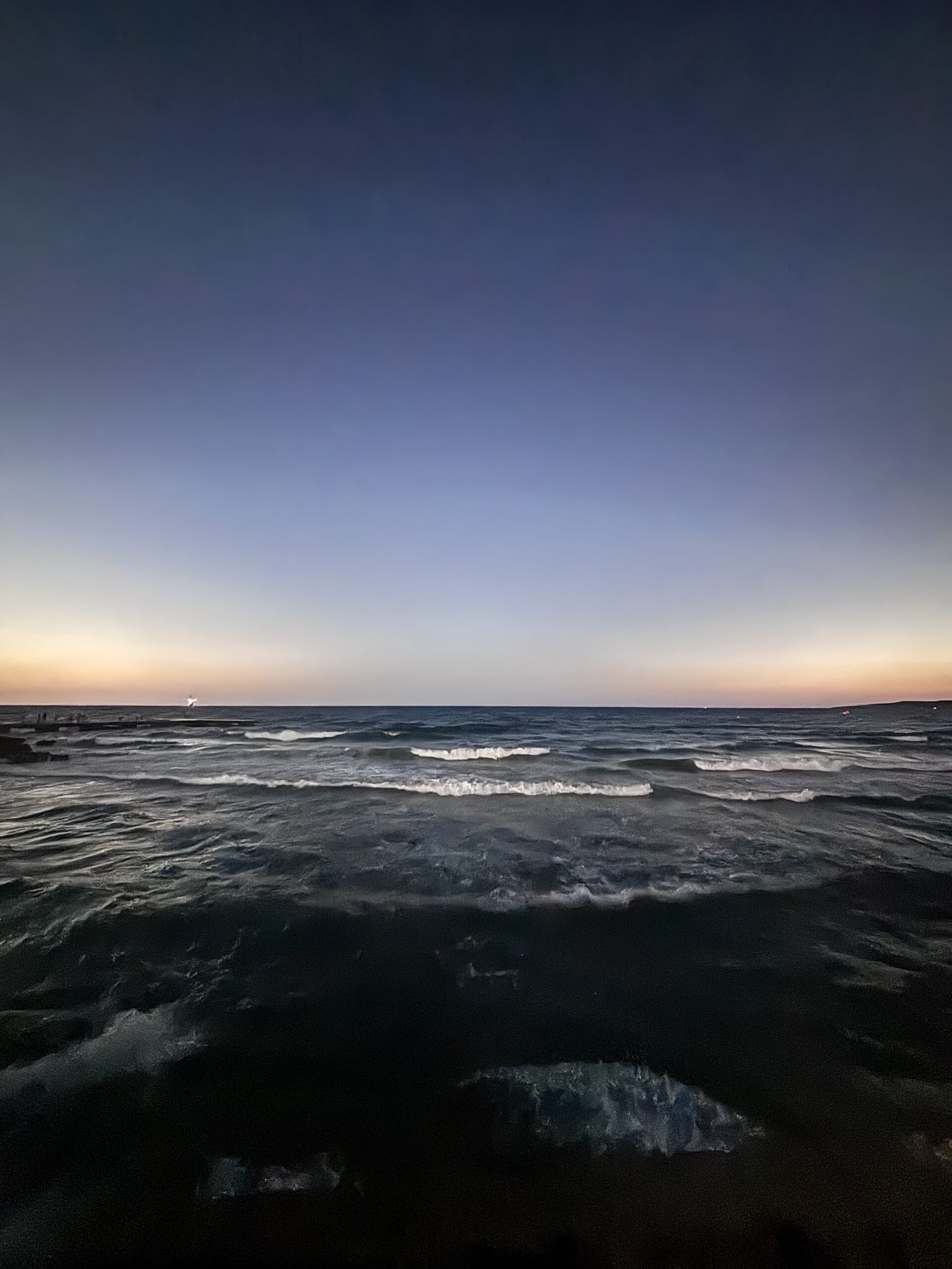 Dunkler Strand nach dem Sonnenuntergang